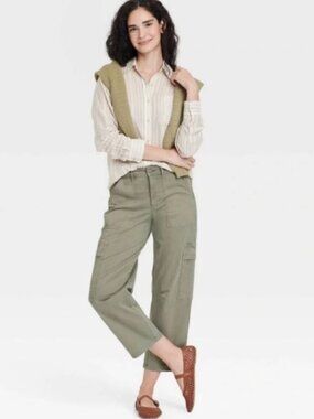 Women's Mid-Rise Barrel Leg Cargo Pants - Universal Thread™ Olive Green 4